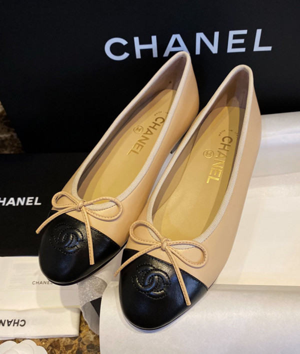 [CHANEL]샤넬 투톤램스킨 클래식 발레리나 여성 베이지 플랫슈즈 팬더샵