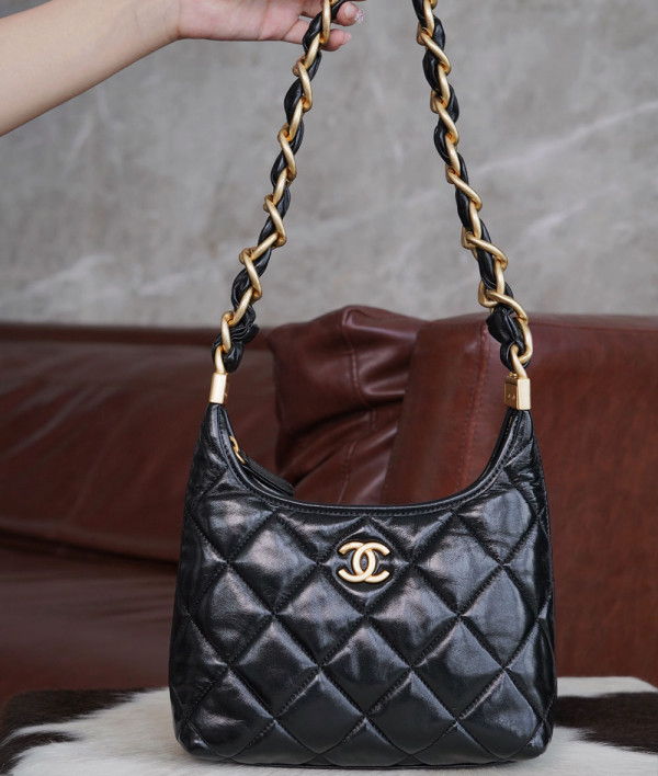 [CHANEL]샤넬 24A HOBO BAG 램스킨 스몰블랙 호보백 (정품가죽) 팬더샵