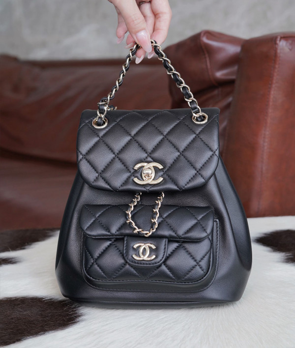 [CHANEL]샤넬 24p duma bag 블랙 퀄팅듀마 cc로고 체인백팩 (정품가죽)카프시킨 핸드백 팬더샵