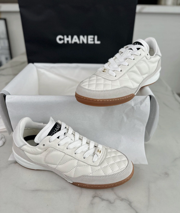 [CHANEL]샤넬23K 에나멜 스니커즈 화이 신상 운동화 팬더샵 슈즈