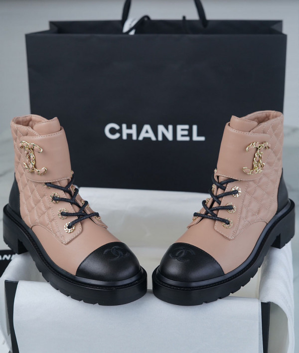 [CHANEL]샤넬 CC 금색 체인 로고 롱부츠 퀄팅배색 앵클 부츠 베이지 팬더샵 슈즈