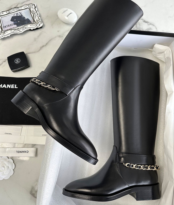 [CHANEL]샤넬신발 23A BOOTS SHOES CC 로 체인 퀄팅 앵클부츠 신상 승마롱부츠 팬더샵슈즈