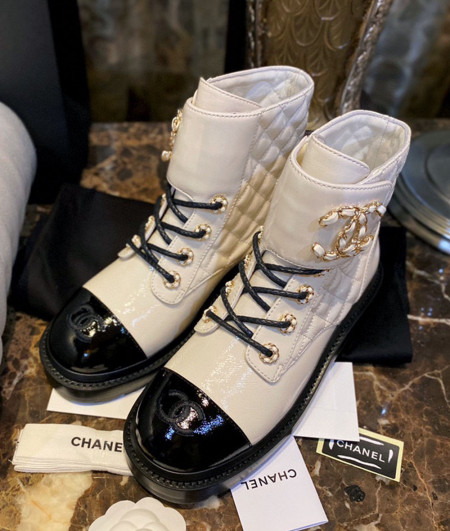 [CHANEL]샤넬신발 BOOTS SHOES 퀄팅 앵클부츠 신상 승마 금색체인 로고 팬더샵슈즈