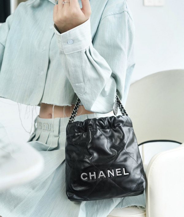 [CHANEL]샤넬 23s mini 22bag 미니호보백 블랙 실버 미니핸드백 팬더샵가방