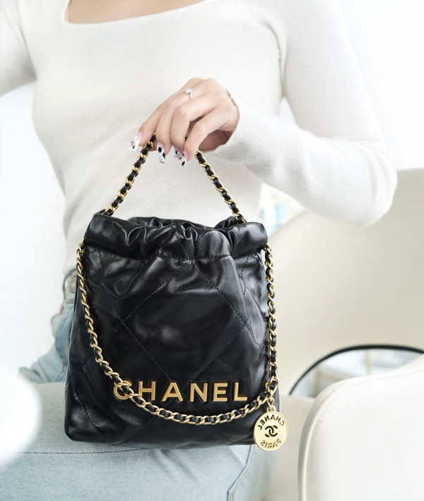 [CHANEL]샤넬 23s mini 22bag 미니호보백 블랙 골드 미니핸드백 팬더샵가방