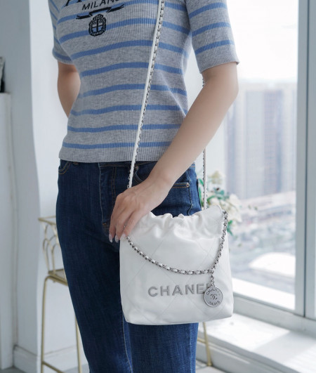 [CHANEL]샤넬 23s mini 22bag 미니호보백 화이트 실버 미니핸드백 팬더샵가방