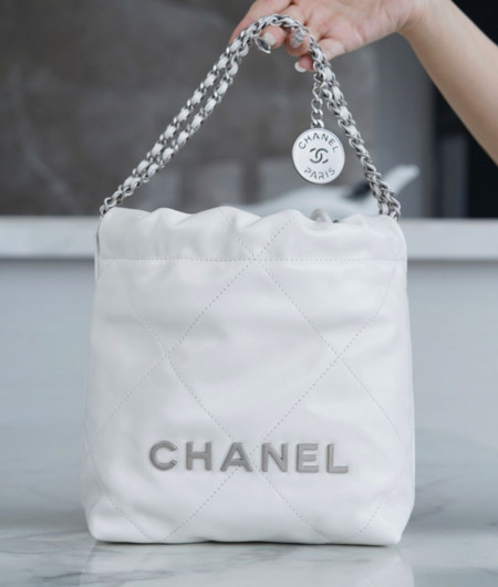 [CHANEL]샤넬 23s mini 22bag 미니호보백 화이트 실버 미니핸드백 팬더샵가방