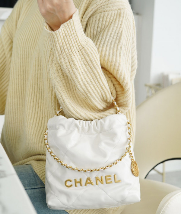 [CHANEL]샤넬 23s mini 22bag 미니호보백 화이트 골드 미니핸드백 팬더샵가방