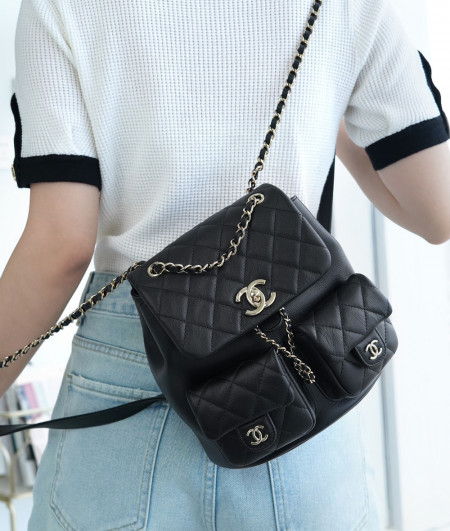 [CHANEL]샤넬 24A BAG 미듐 블랙(미러급 정품가죽) 투포켓핸드백 듀마 캐비어백팩 팬더샵가방