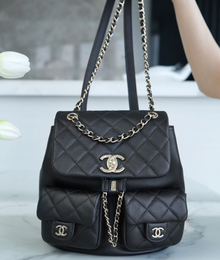 [CHANEL]샤넬 24A BAG 미듐 블랙(미러급 정품가죽) 투포켓핸드백 듀마 캐비어백팩 팬더샵가방