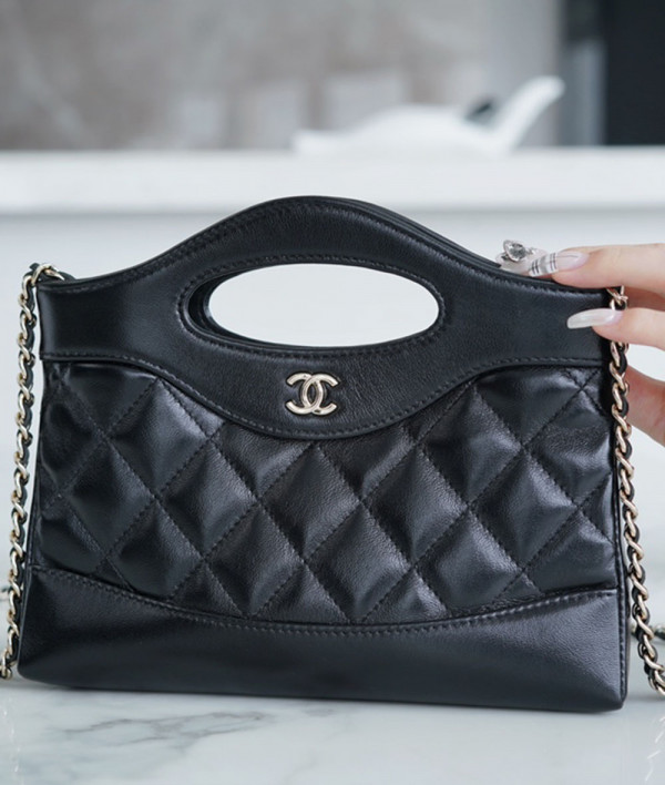 [CHANEL]샤넬 24S 31BAG 클래식탑핸들 미니핸드백 금장퀄팅 블랙 31나노백 팬더샵가방