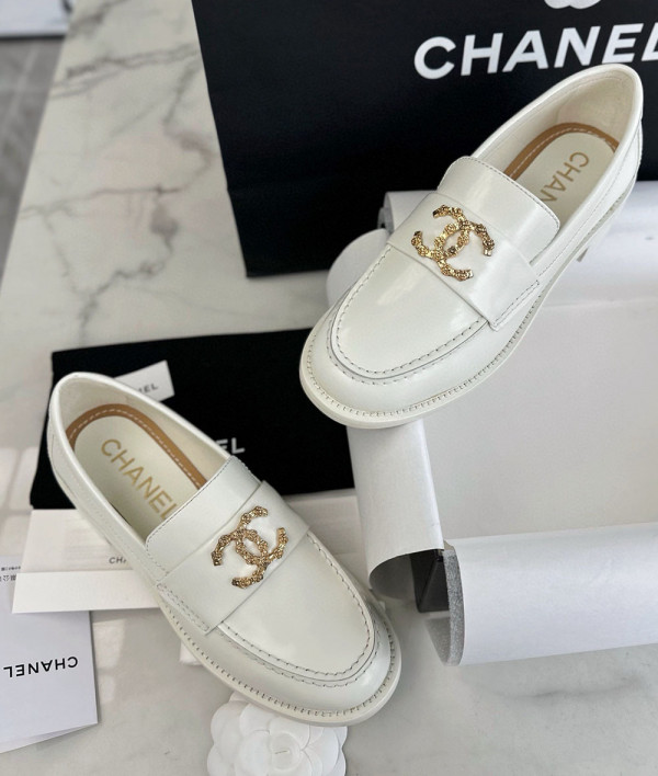 [CHANEL]샤넬24s shoes 카프시킨 화이트 패션 로퍼슈즈 플랫폼 cc퀄티트 레더 로퍼플랫 팬더샵신발