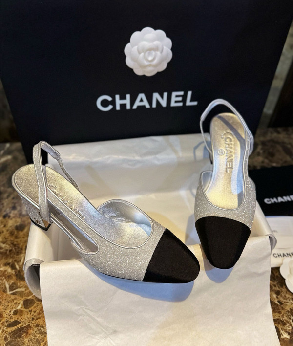 [CHANEL]샤넬23P SHOES 신상 은색 반짝이신발 샌드힐 여성패션 힐펌프스 정장힐 팬더샵슈즈