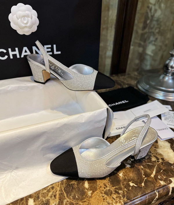 [CHANEL]샤넬23P SHOES 신상 은색 반짝이신발 샌드힐 여성패션 힐펌프스 정장힐 팬더샵슈즈